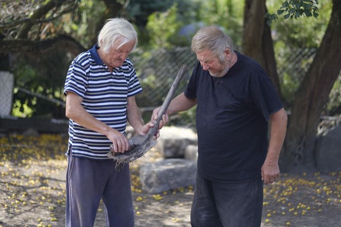 Gienek i Sławek zwany Jastrzębiem - bohaterowie serialu Rolnicy. Podlasie