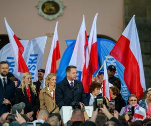 Zorro skradł show Trzaskowskiemu podczas wiecu w Tarnowie. Walczył szpadą i transparentem