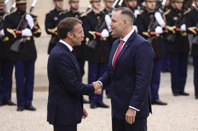 Nawrocki spotkał się z Macronem