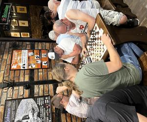 Kolejne szachowe zmagania w toruńskim Hard Rock Pubie Pamela. Wyjątkowa kopia z XII wieku zaprezentowana