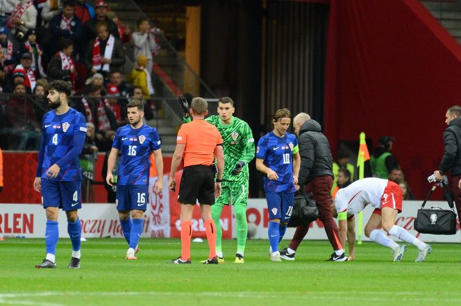 Zatrzymały nam się serca po faulu na Lewandowskim! Livaković mógł zakończyć karierę kapitana Polaków, brutalne wejście w kolano