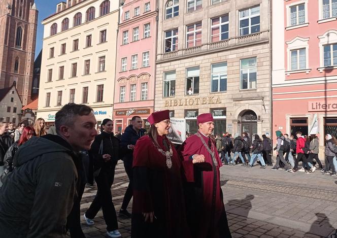 Maturzyści zawładnęli rynkiem we Wrocławiu. Po raz 23. zatańczyli Poloneza dla Fredry