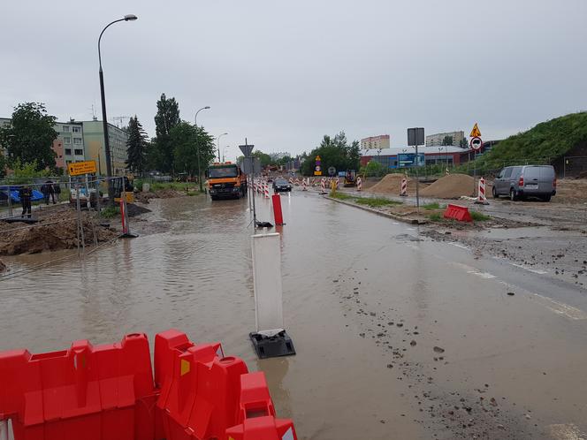 Ulewa w Olsztynie. Zalane ulice, tymczasowe ronda na Krasickiego się rozpłynęły [ZDJĘCIA]