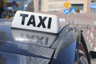 Wsiadł z nożem do taksówki. Wziął zakładnika, zadzwonił na 112 i chciał okupu