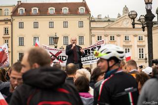 Kraków: Kilkaset osób na Rynku BEZ MASECZEK. Protestowali przeciw „plandemii” [ZDJĘCIA]