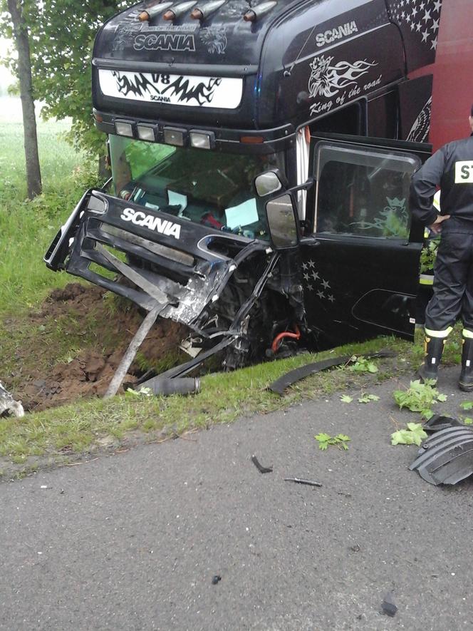 Podlaskie: Piliki. Ford zderzył się czołowo z TIR-em. 23-letni kierowca osobówki nie żyje [ZDJĘCIA]