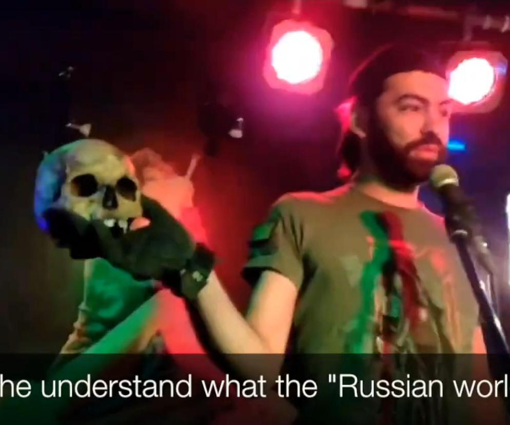  Rosyjski najemnik przemawiał z czaszką zabitego Ukraińca! Makabra na wiecu