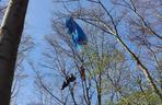 Paralotniarka wylądowała na drzewie. Kobieta wisiała 25 metrów nad ziemią