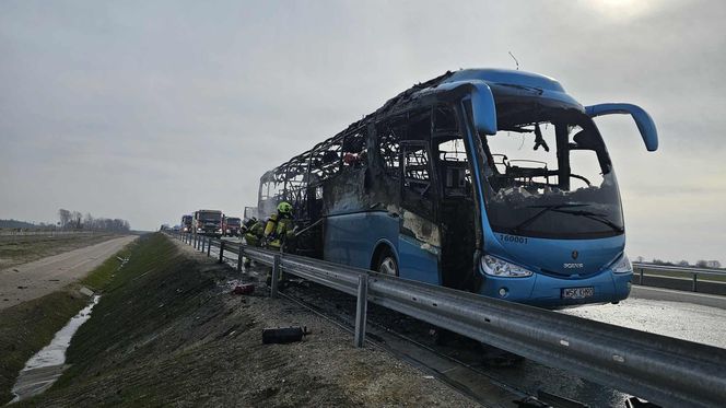 Na A2 na wysokości Gręzowa zapalił się autobus turystyczny