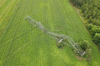 Połamane słupy w miejscowości Lutrowskie