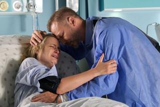 	M jak miłość odc. 1695. Julia (Marta Chodorowska), Andrzej Budzyński (Krystian Wieczorek)