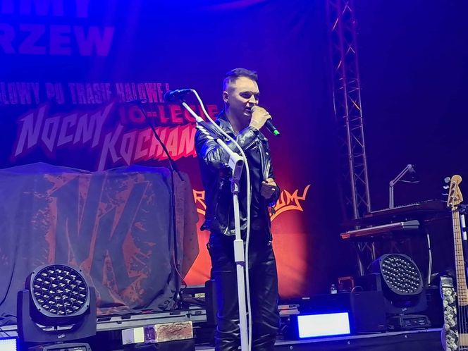 Posadzili drzewa, a następnie dali gorący koncert. Finał akcji zespołu Nocny Kochanek w Skarżysku