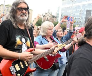 Gitarowe granie z zespołem Dżem na Rynku w Katowicach