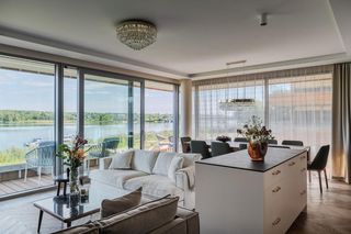 W łazience mają hammam, a z salonu widok nad Zalew Zegrzyński. Nowoczesne 56-m mieszkanie