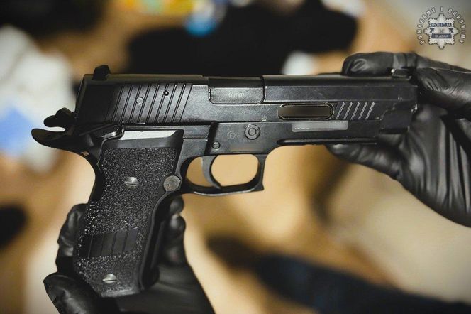 Policja rozbiła gang pseudokibiców ze Śląska. W tle handel narkotykami, przemyt i handel ludźmi