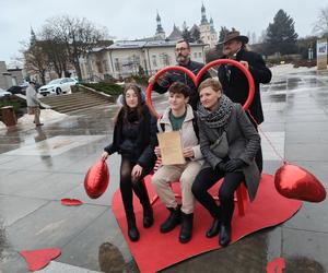 Walentynkowa rzeźba na Placu Artystów w Kielcach