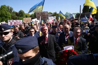 Siergiej Andriejew oblany czerwoną farbą. Protest pod Mauzoleum Żołnierzy Radzieckich