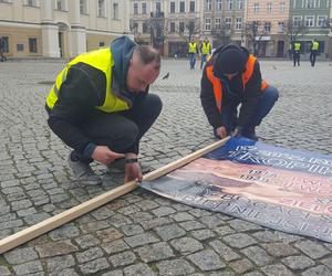 Rolnicy z traktorami na rynku w Lesznie. Tłumaczą mieszkańcom powody swoich protestów