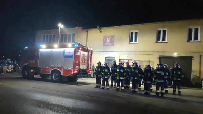 Płock. Bardziej efektownie nie mogli tego zrobić! Kogo tak witają strażacy? [WIDEO, ZDJĘCIA]