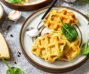 Keto gofry serowe z tuńczykiem. Pyszny pomysł na dietetyczny posiłek 