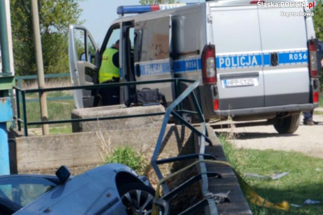 Śląskie: Rozpędzone BMW wypadło z drogi i wylądowało w Warcie! Zginęło dwóch 20-latków [WIDEO NOWA TV 24 GODZINY]