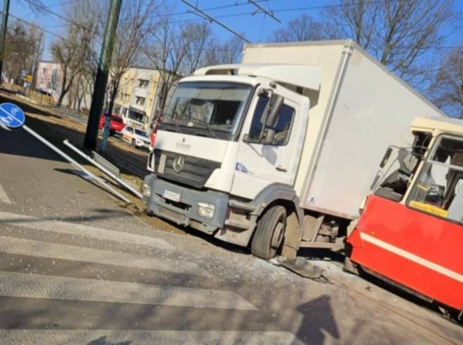 Wypadek w Świętochłowicach. Tramwaj wjechał w ciężarówkę