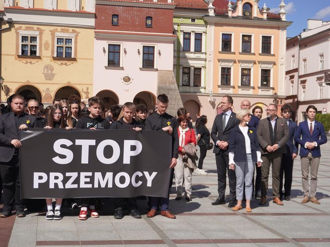Ulicami Tarnowa przeszedł marsz przeciw przemocy. To reakcja na tragiczną śmierć 16-letniego Szymona 