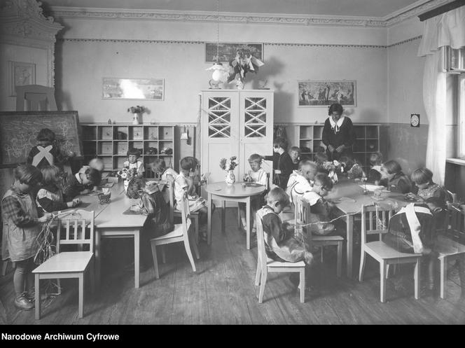 Zajęcia w przedszkolu. Rok 1928