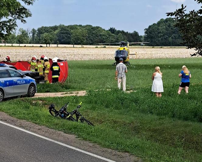 Auto 39-latki huknęło w drzewo i zmieniło się w kupę pogiętego złomu. Tragiczny wypadek w Zygmuntowie