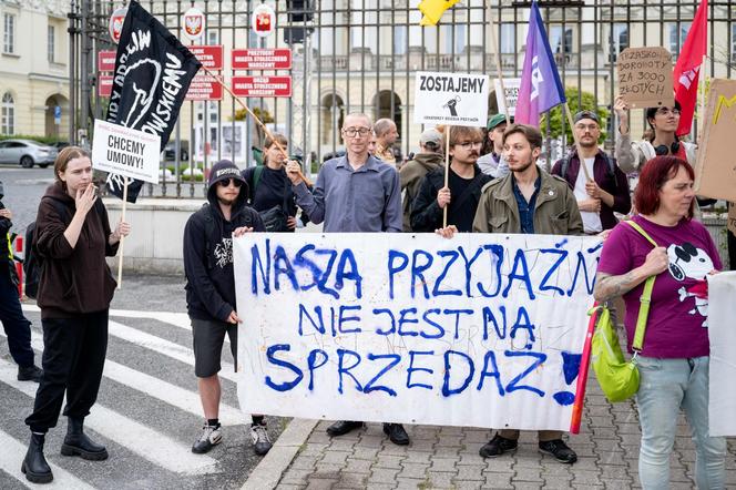 Lokatorzy z Osiedla Przyjaźń protestowali przed ratuszem: "Chcemy umów z miastem, nie wysiedleń!"