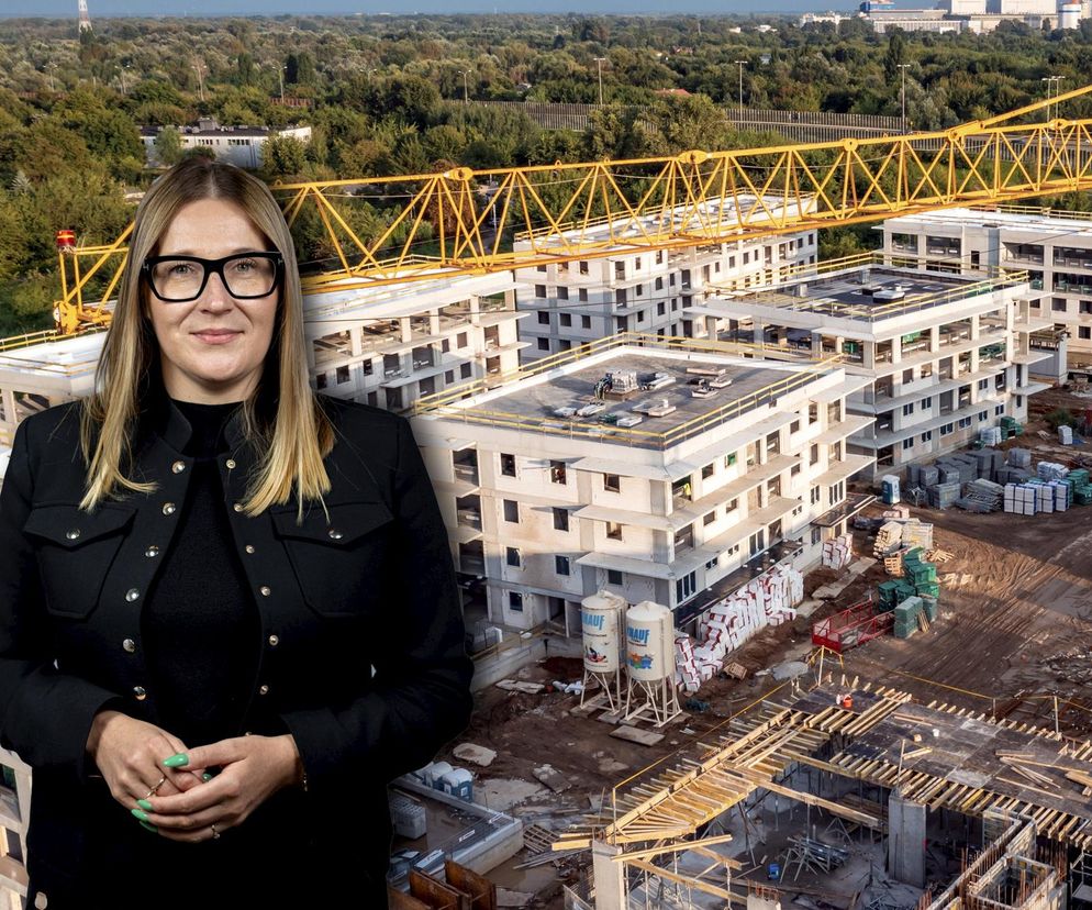 Agnieszka Wachnicka, wiceprezeska Związku Banków Polskich, w okularach i czarnym żakiecie, na tle rozległego placu budowy z powstającymi blokami mieszkalnymi i dźwigiem, symbolizującym rozwój rynku nieruchomości. Temat jednolitych umów kredytowych znajdziesz na Super Biznes.