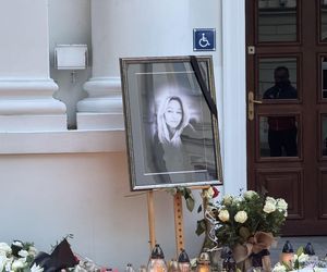 Społeczność UW pożegnała zaatakowaną pracowniczkę (8.05.2025)