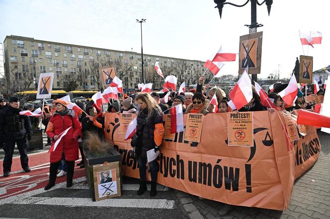 Protest kupców z Marywilskiej przed ratuszem