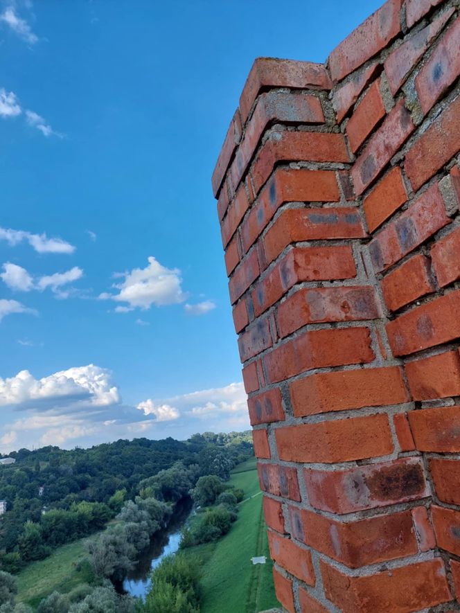 Przez to miasto Kujawsko-Pomorskiem nie da się przejść niezauważonym. Na turystów patrzy ponad 200 par kamiennych oczu. Wszędzie są twarze!