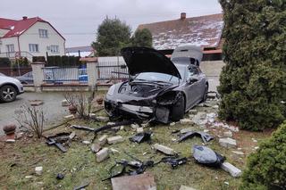 Luszowice. Ogrodzenie kościoła zdemolowane przez porsche panamera. Autem podróżowały dzieci