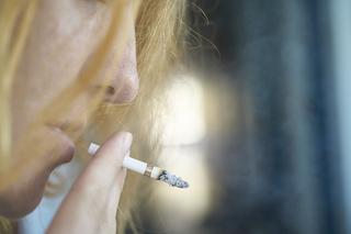 Pielęgniarki BEZ MASECZEK palą papierosy przed szpitalem! Razem z nimi kobiety W CIĄŻY