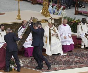 Groźny incydent z udziałem papieża! Wielki Jezus runął na ziemię