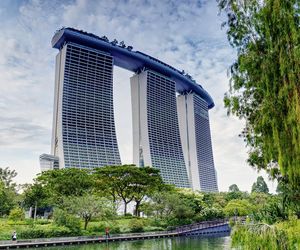 Na dachu hotelu Marina Bay Sands w Singapurze mieści się basen na dachu. Infinity pool o długości 150 metrów rozciąga się na wysokości 57. piętra