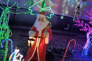 Świateczna iluminacja na jednej z posesji na Starych Bielanach 2024