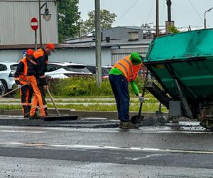 Robotnicy pracują w ulewę