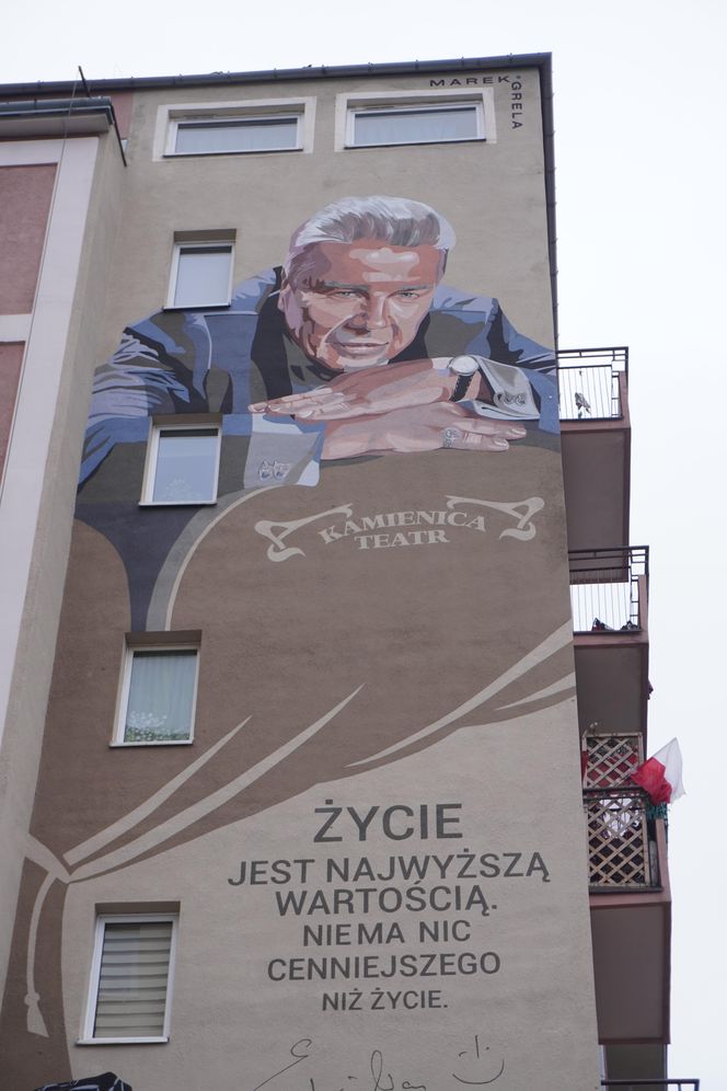 Mural Emiliana Kamińskiego przy al. Jana Pawła Ii w Warszawie