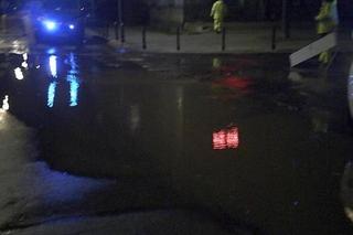 Zapadła się jezdnia na Pradze-Północ. W półtorametrową dziurę wpadły auta