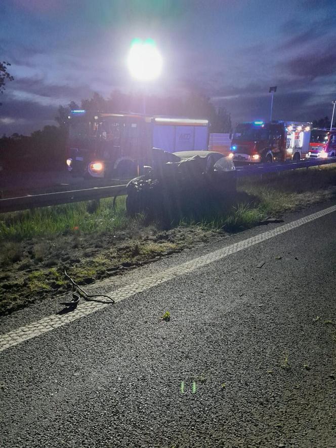 Stemplew. Śmiertelny wypadek na A2. W karambolu zginęła kobieta, wiele osób rannych [ZDJĘCIA].