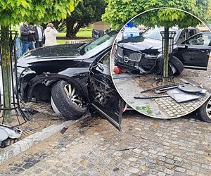 Pijacki rajd na ratusz! Kierowca demolował wszystko, co napotkał na drodze