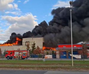 Pożar składowiska odpadów. Płonie też hala. Trwa walka o opanowanie ognia