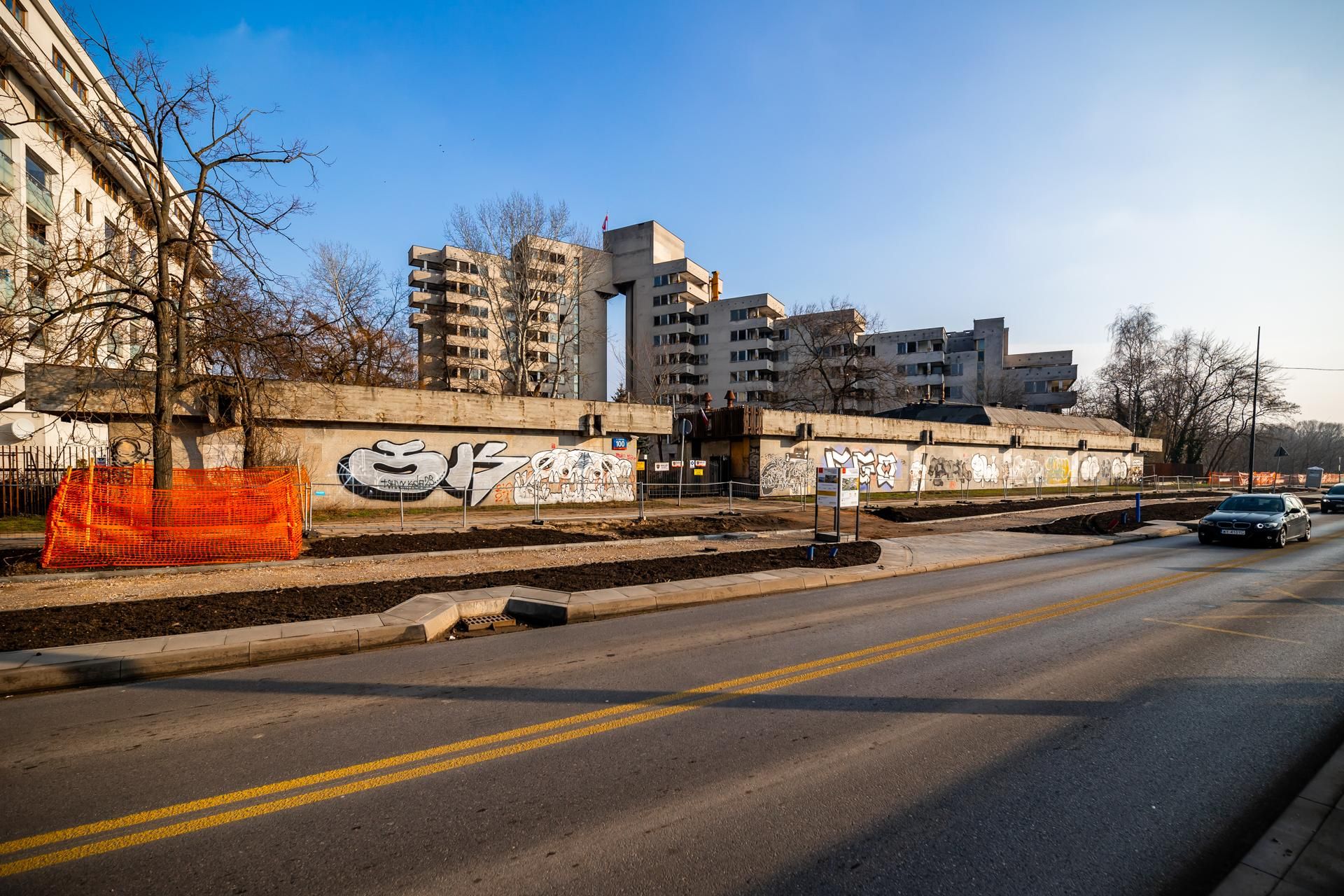 Szpiegowo, blok na Sobieskiego 100 w Warszawie