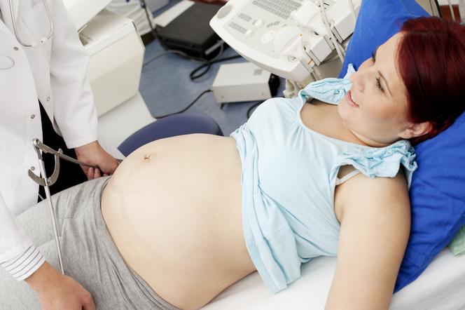 Kobieta w ciąży - pomiar szerokości bioder