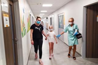 Trudno ukryć wzruszenie. Dzieci ruszyły pod szpital w Zielonej Górze. To z powodu śmiertelnie chorej koleżanki