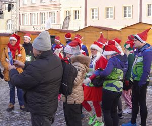 Bieg Mikołajów w Olsztynie. Około 400 osób pobiegło w charytatywnym celu [ZDJĘCIA]