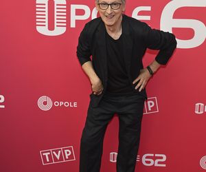 Konferencja prasowa 62. edycji Krajowego Festiwalu Polskiej Piosenki w Opolu. Tłum gwiazd na czerwonym dywanie